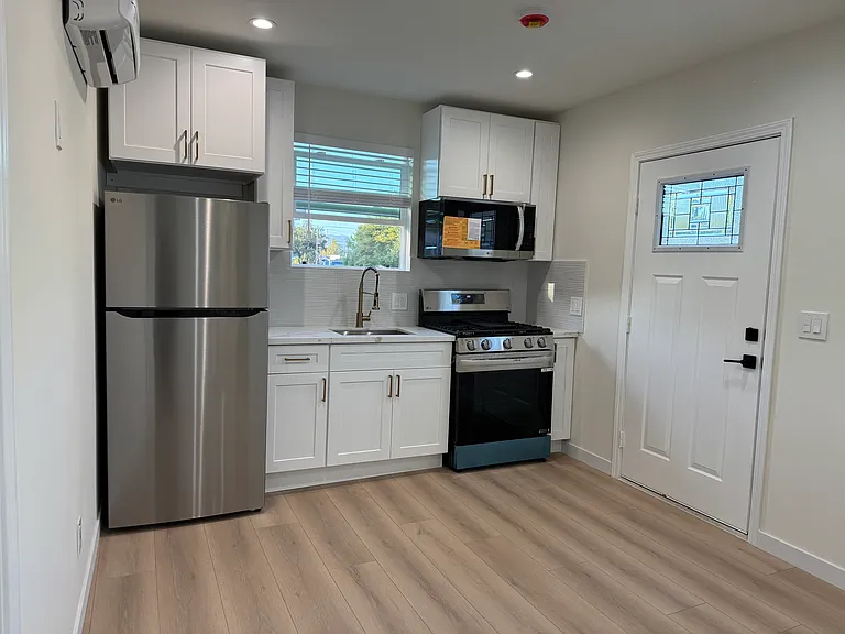 22306 Kittridge St — Photo 1
