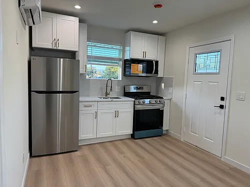 22306 Kittridge St Photo 1