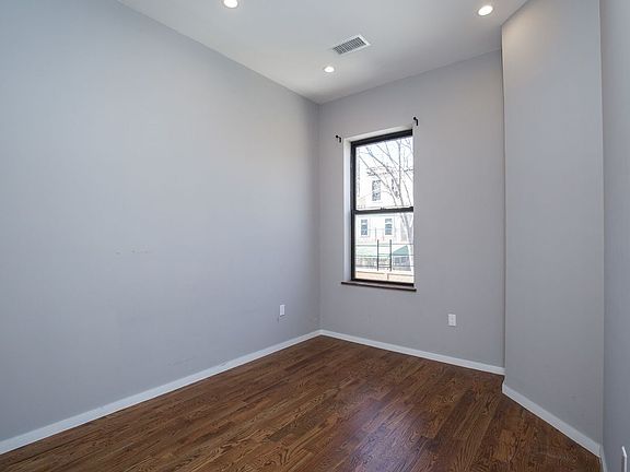 4th image of 283 Jefferson Ave #1