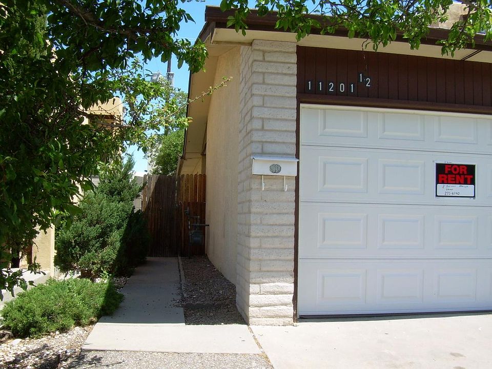 Garage and Front entry to side enclosed courtyard