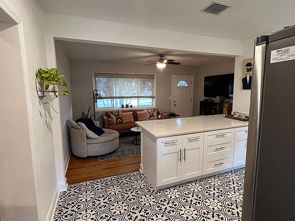 5th image of 3815 1st St NE