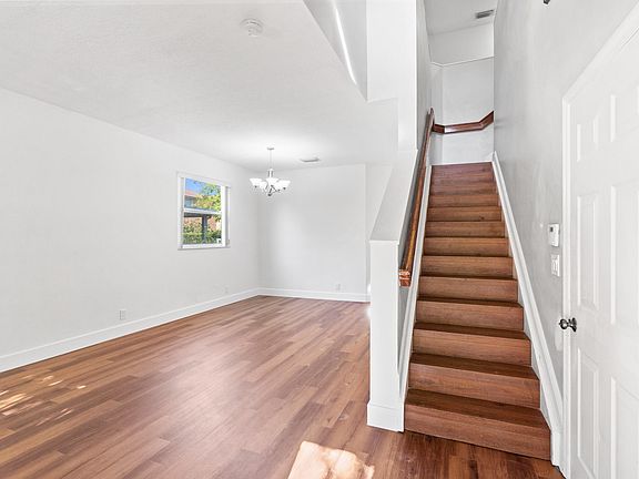 4th image of 904 NW 126th Avenue