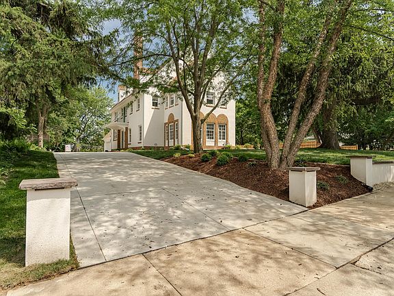 4th image of 925 6th St SW