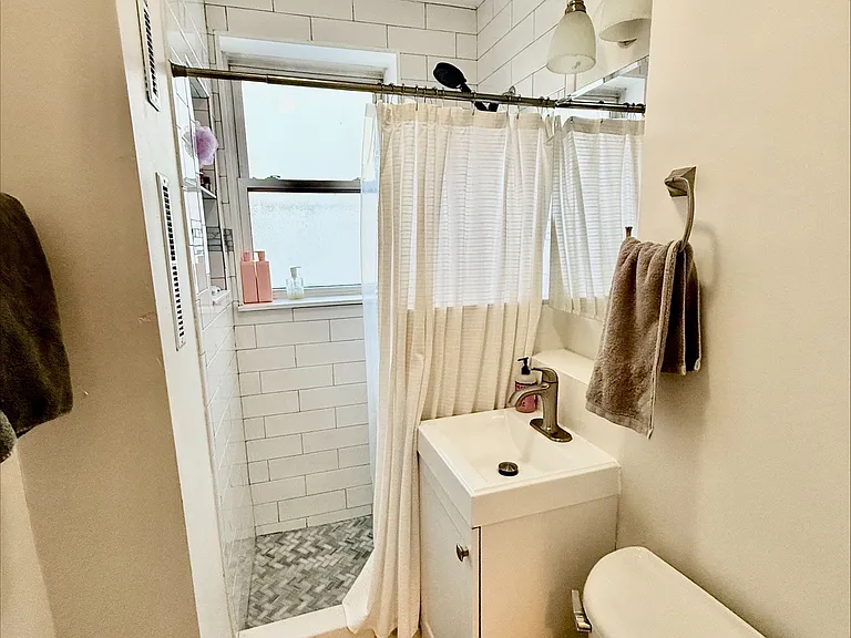 212 Hanover St #2 — Photo 19