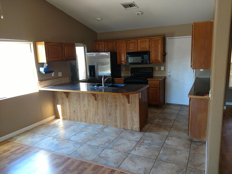 2nd image of 901 W Ross Ave