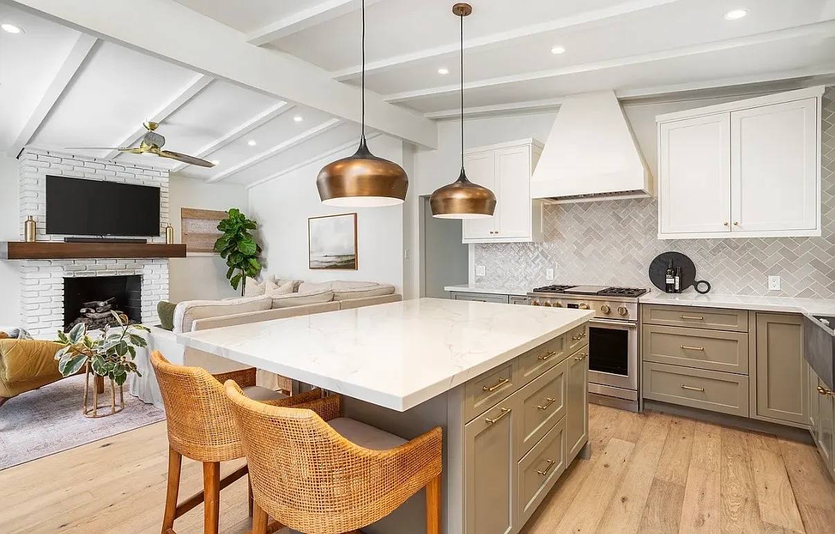 2 bed, 843 sqft, $6,400 — Photo 3