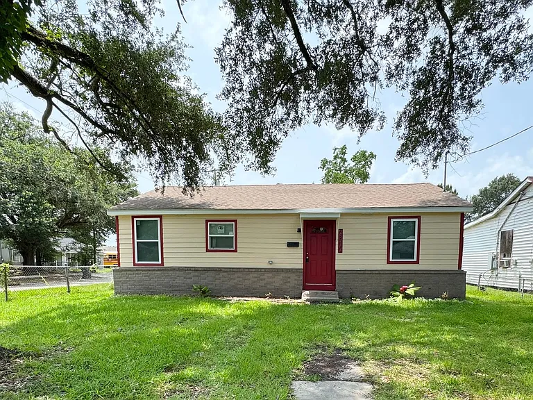 2312 Lilly St — Photo 1