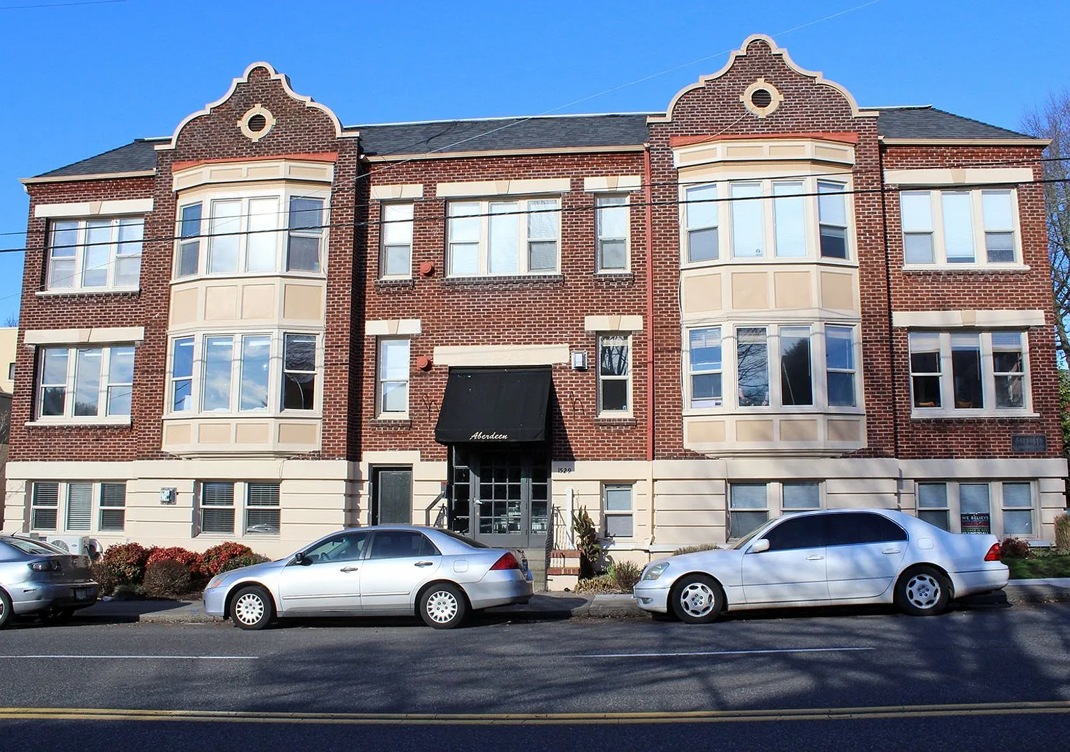 Beautifully Restored 2 Bedroom Vintage Condo on Close-In SE Hawthorne — Photo 2