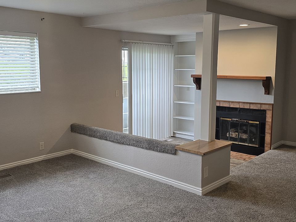 Brand-new painting and flooring throughout unit