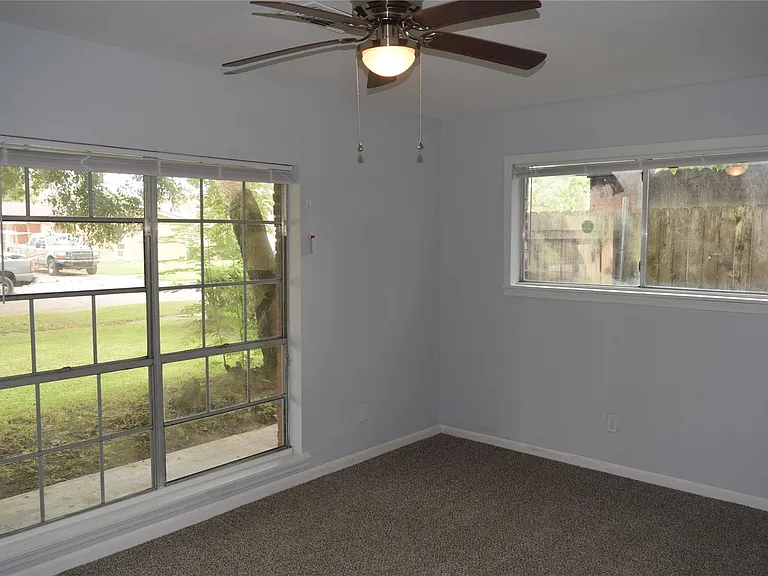 9902 Tolman St — Photo 7