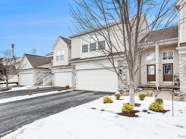 562 Dockside Cir, Holly, MI 48442