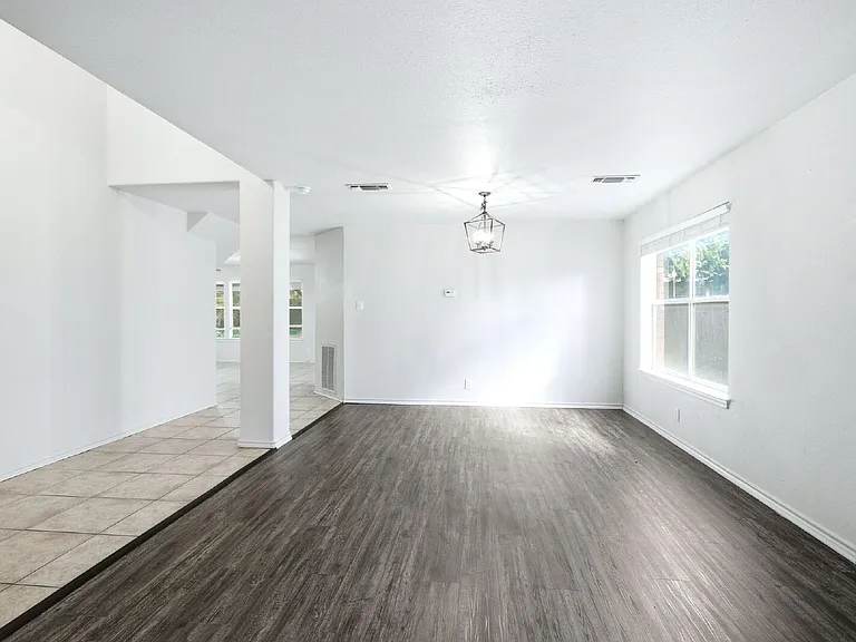 832 Dimrock — Photo 8