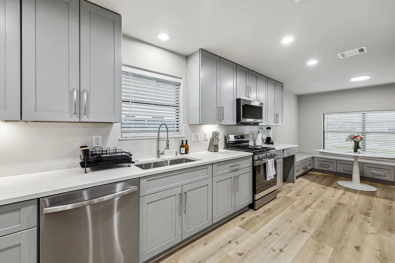 4 bed, 2.0 bath, 1883 sqft, $8,824 — Photo 4
