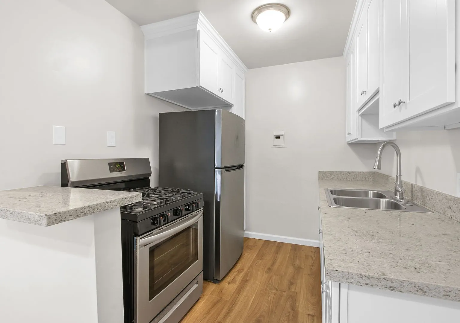 918 4th Street in Santa Monica - steps to Montana Ave! — Photo 2