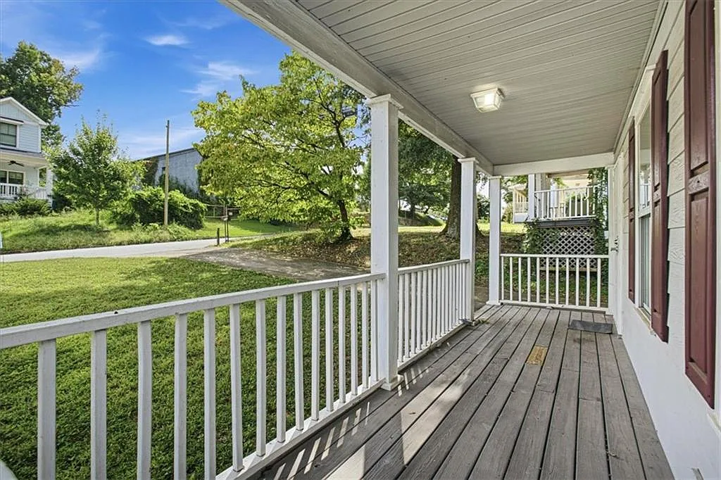 3 bed, 1.0 bath, 1144 sqft, $1,800 — Photo 2