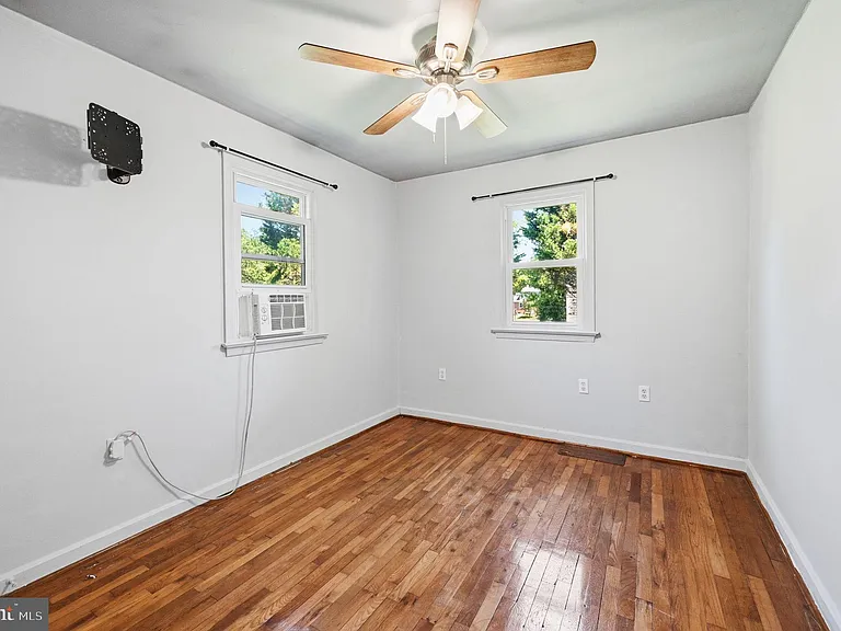 44 S Woodlawn Ave — Photo 19