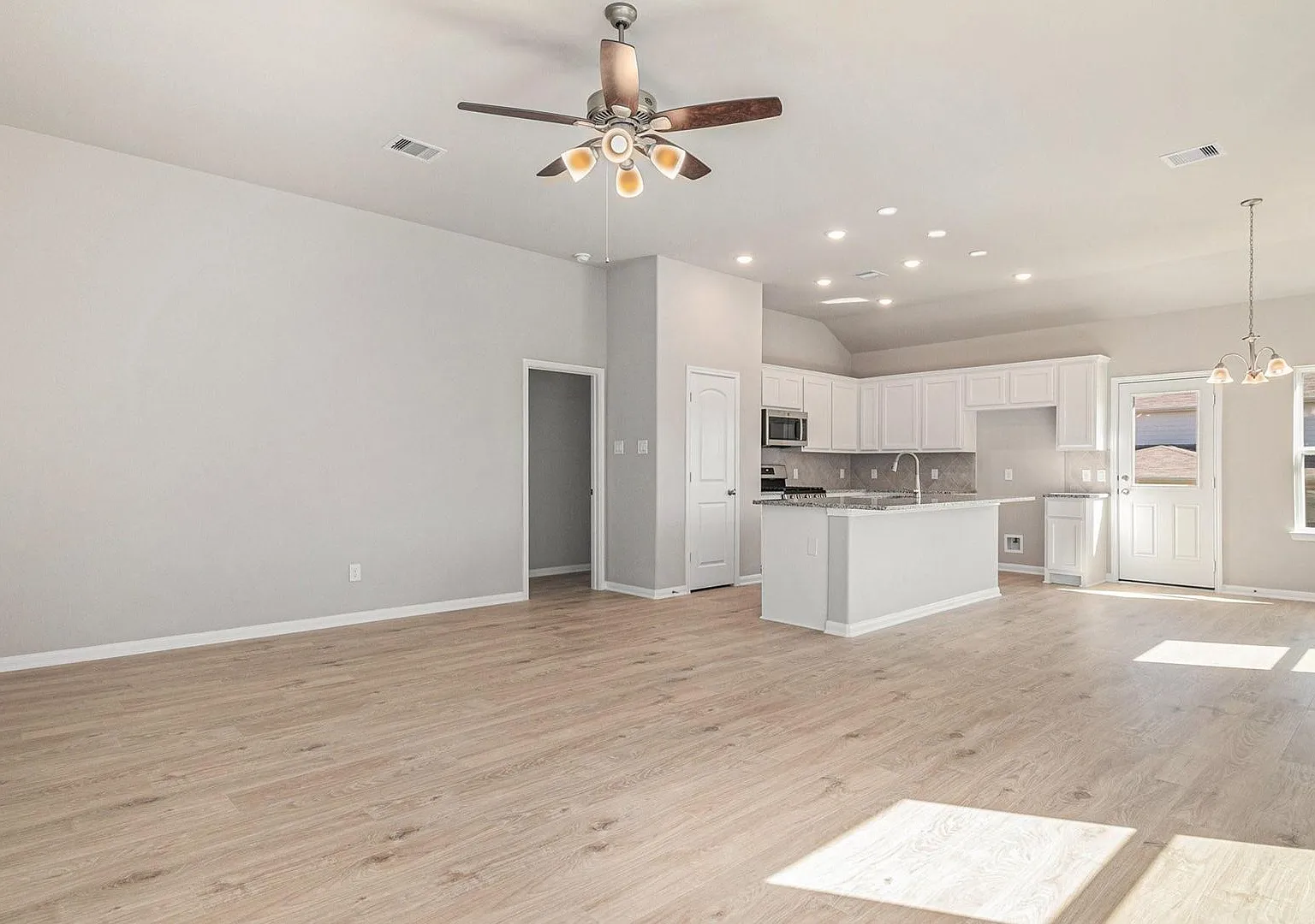 Never Lived In Spacious 4 Bedroom / 1 Story In Willis — Photo 3