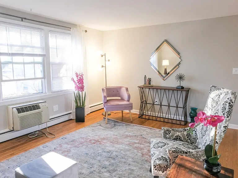 105 N Willow St #5 — Photo 2