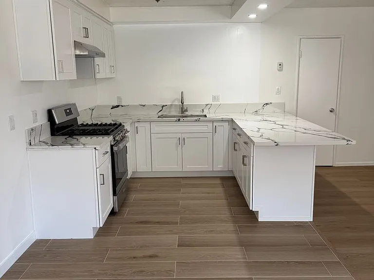 Van Ness Apartments — Photo 9
