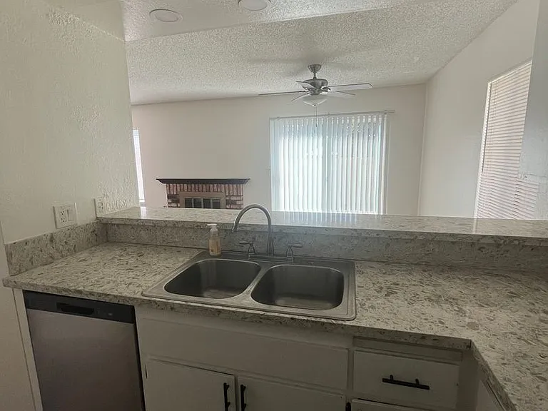 555 Azusa Ave #15 — Photo 4