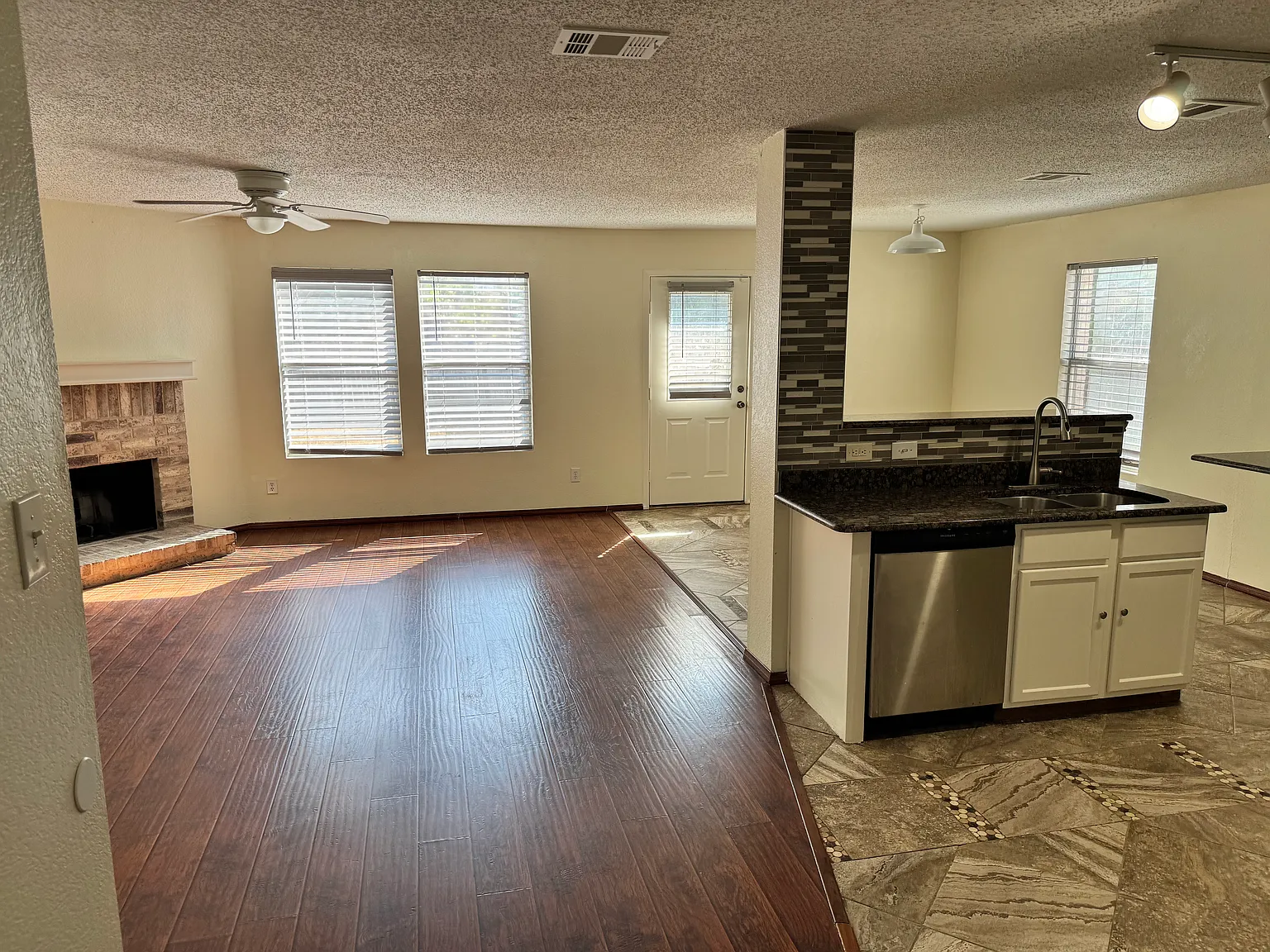5 bed, 3700 sqft, $3,250 — Photo 4