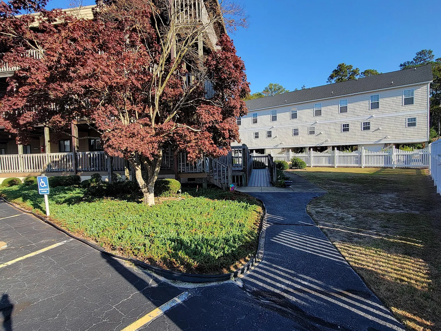 2 bed, 2.0 bath, 912 sqft, $1,300 — Photo 3