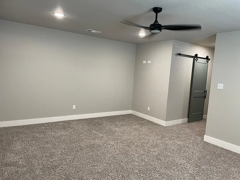 4220 Victoria Dr — Photo 20