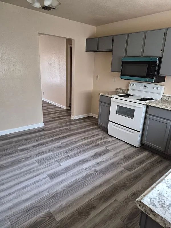 4 bed, 2.0 bath, 870 sqft, $1,400 — Photo 1