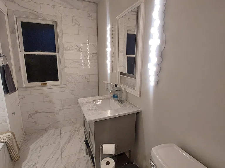 First floor bathroom tub & shower