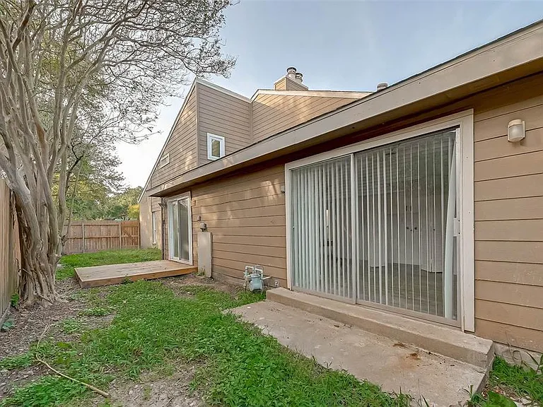 12111 Poulson Dr — Photo 33