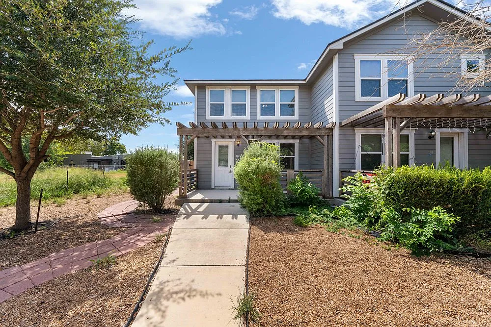 Stylish 2-Bed, 2.5-Bath Townhome with Private Patio & Fenced Yard 130 Belmont Ave, San Antonio — Photo 2