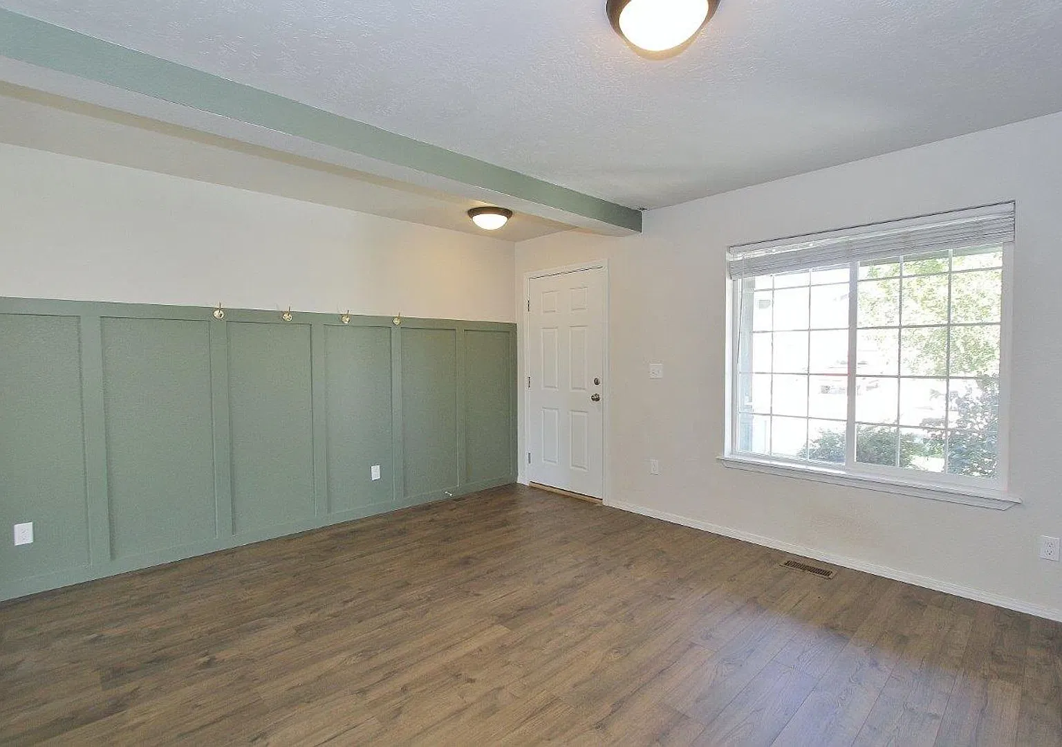 Spacious Home w/Open Floor-Plan — Photo 4