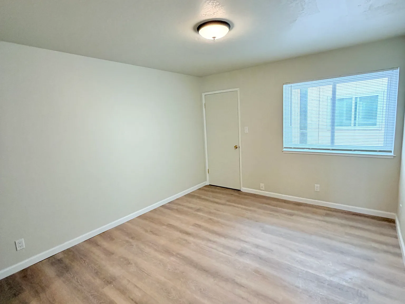 3 bed, 1000 sqft, $8,100 — Photo 4