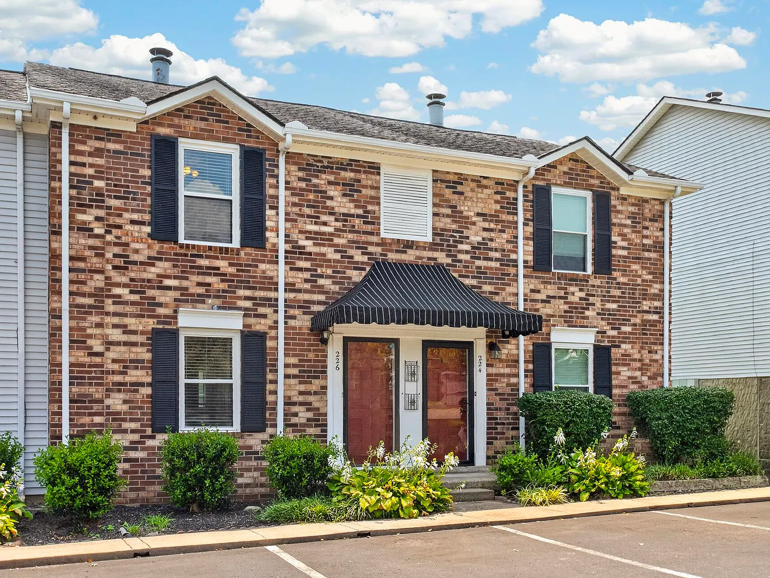 2 bed, 1.5 bath, 1020 sqft, $1,600 — Photo 2