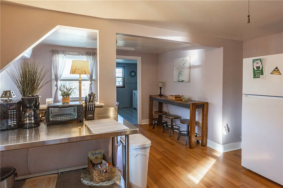 2 bed, 1.0 bath, 1200 sqft, $1,200 — Photo 2