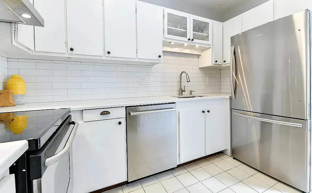 Elegant 1BR Penthouse on Commonwealth Ave | Back Bay — Photo 1