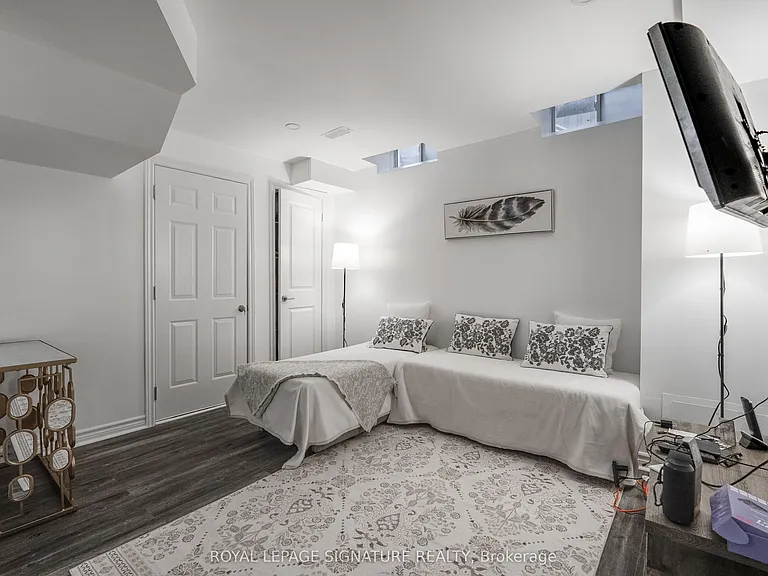 14 Queen Mary Ct — Photo 28