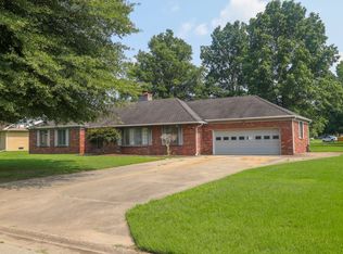 215 Thomas Dr, Sikeston, MO 63801