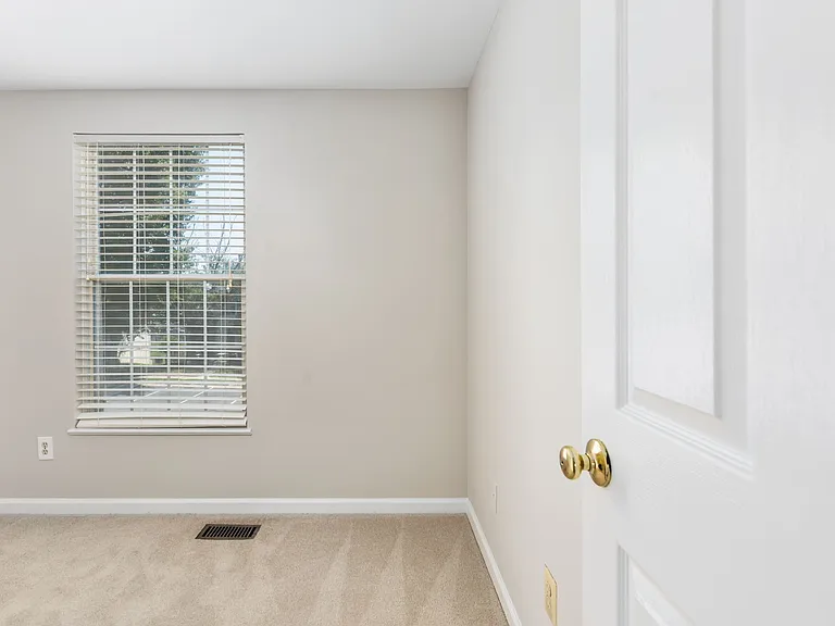 12894 Effingham Ct — Photo 16