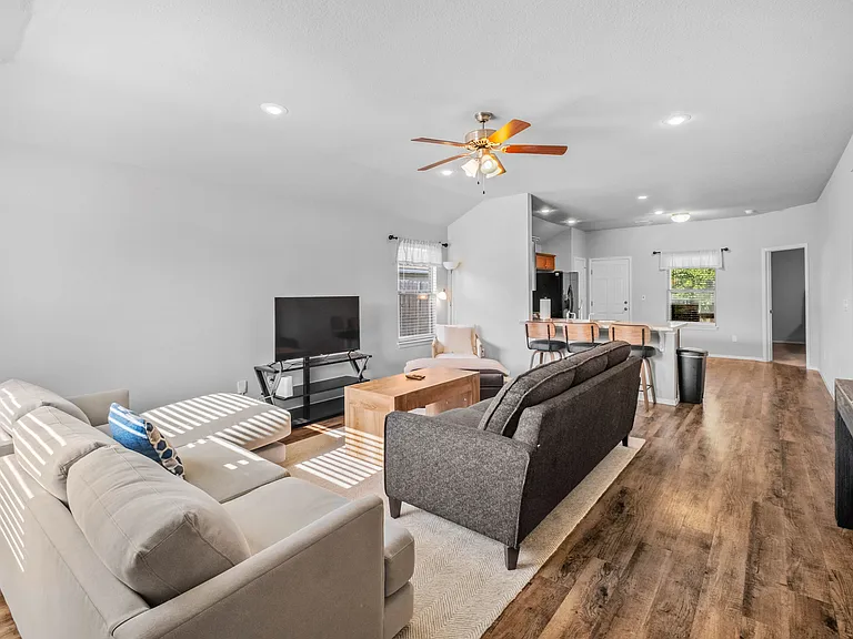 927 E Swift Dr — Photo 6