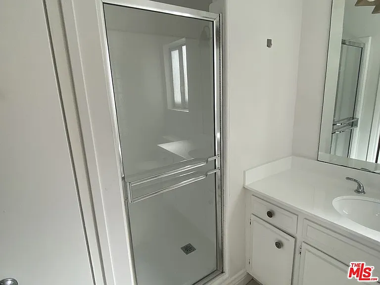 1224 S Barrington Ave #101 — Photo 17