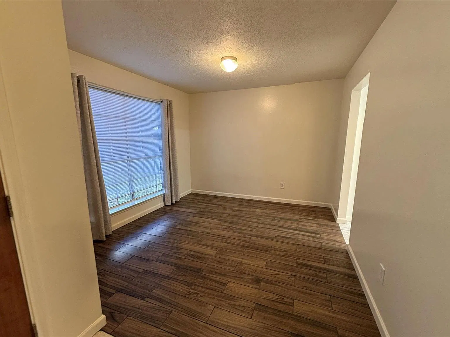 5 bed, 2.5 bath, 2560 sqft, $2,090 — Photo 3
