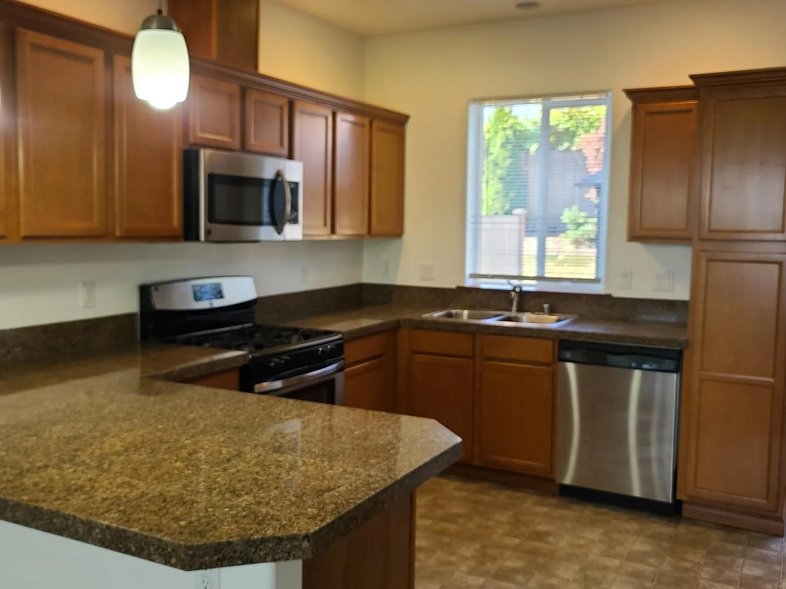 2 bed, 2.5 bath, 1338 sqft, $2,600 — Photo 2