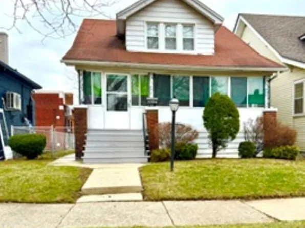 1384 Lakepointe St, Grosse Pointe Park, MI 48230