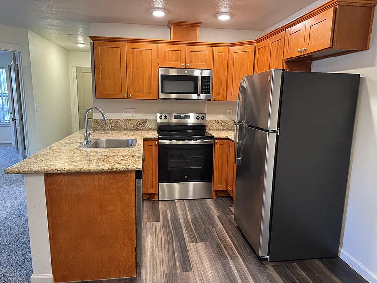 Sierra Point Apartments — Photo 12