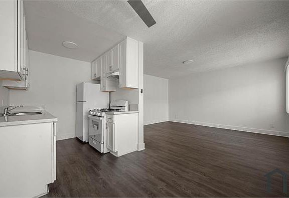 4th image of 14626 Blythe St #4