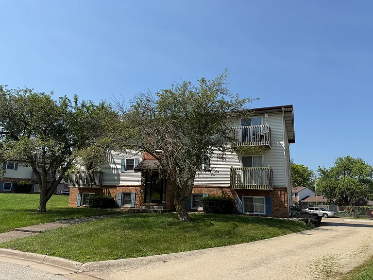 105 Kenwood Ct #1 — Photo 1