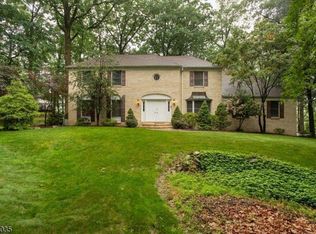 13 Deer Path Cir, Green Brook, NJ 08812