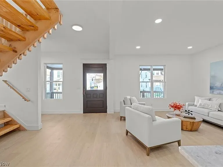 1422 W 77th St — Photo 15