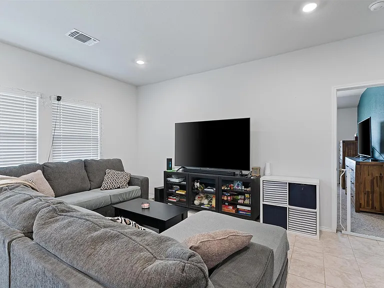701 Taggart Trl — Photo 4